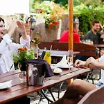 Wellness & Restaurant Zoborska, Free Parking בית הארחה