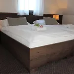 Wellness & Restaurant Zoborska, Free Parking Penzion