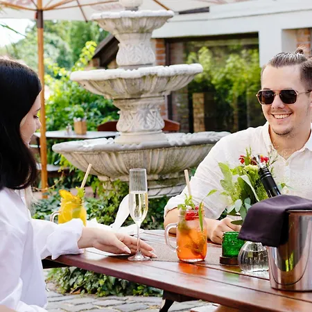 Wellness & Restaurant Zoborska, Free Parking Нитра