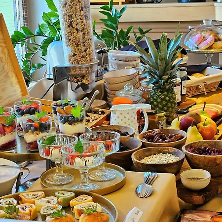 Penzión pre hostí Wellness & Restaurant Zoborska, Free Parking