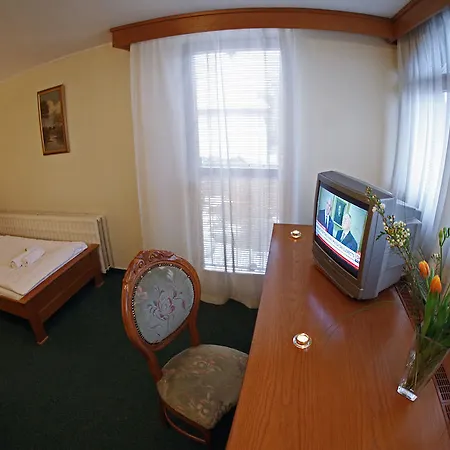 Wellness & Restaurant Zoborska, Free Parking Penzion