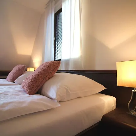 Wellness & Restaurant Zoborska, Free Parking Konukevi